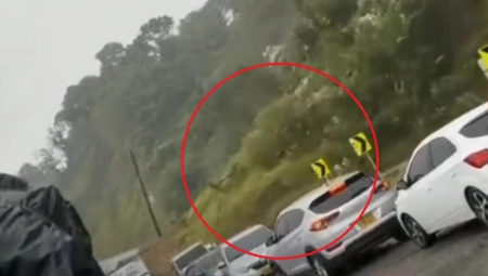 POGINULO NAJMANJE 34 LJUDI, NA DESETINE POVREĐENIH Klizište PROGUTALO automobile, spasioci tragaju za preživelima (VIDEO)