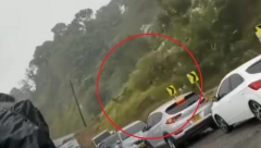 POGINULO NAJMANJE 34 LJUDI, NA DESETINE POVREĐENIH Klizište PROGUTALO automobile, spasioci tragaju za preživelima (VIDEO)