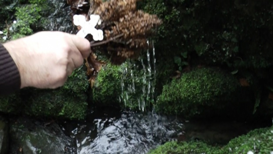 MEŠTANI DUBOKO VERUJU U "LEKOVITA SVOJSTVA" OVOG IZVORA Velika svetinja skrivena je u gustoj šumi u Srbiji (FOTO)