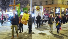 OVAKO SRBIJA DOČEKUJE SRPSKU NOVU GODINU Trgovi su krcati, ljudi nose IKONE, a običaj kaže da se večeras NE SPAVA (FOTO)