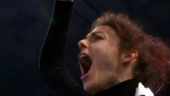 GLUMICA EMOTIVNOM REAKCIJOM ODUŠEVILA "GROBARE" Pokazala kako se bodri voljeni klub, snimak iz Arene "zapalio" čitav internet (VIDEO)