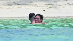 POBUNA Slavni Francuz eskivirao povratak u Arabiju, draži mu je zagrljaj u moru. A usput ostavio prelepu devojku!