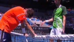 PAKAO MELBURNA JEDE TENISERE Potresne scene na Australijan openu: Slomio se i završio u suzama (VIDEO)