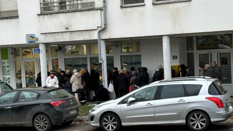 NEPREGLEDNI REDOVI ISPRED POSLOVNICA POŠTE SRBIJE Građani čekaju da podignu svoje vaučere (VIDEO)