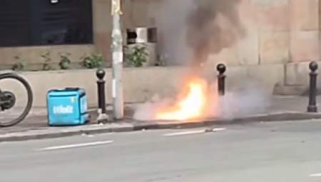 HOROR U CENTRU BEOGRADA! DOSTAVLJAČU EKSPLODIRAO BAJS USRED VOŽNJE Pogledajte jezivi snimak (VIDEO)