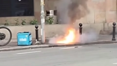 HOROR U CENTRU BEOGRADA! DOSTAVLJAČU EKSPLODIRAO BAJS USRED VOŽNJE Pogledajte jezivi snimak (VIDEO)