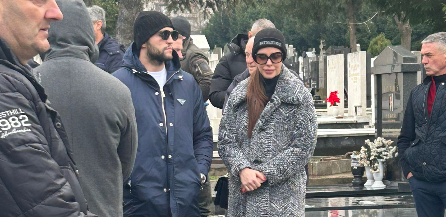 POMEN ŽELJKU RAŽNATOVIĆU ARKANU Na Novo groblje prvi stigli Veljko i Bogdana, on sve vreme drži jednu stvar u ruci!