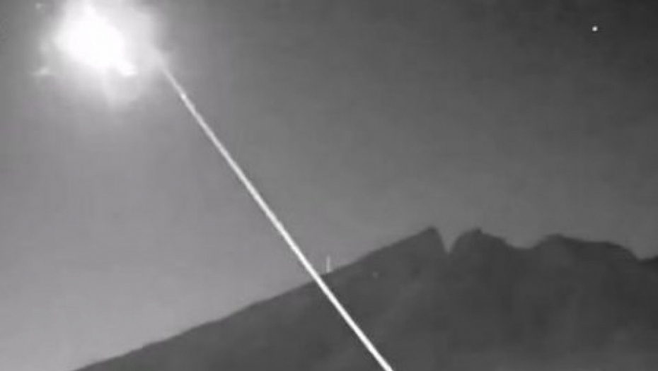 UZNEMIRUJUĆE EKSPLOZIJE Na nebu misteriozna vatrena lopta (VIDEO)