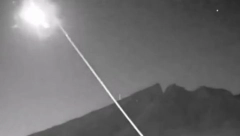 UZNEMIRUJUĆE EKSPLOZIJE Na nebu misteriozna vatrena lopta (VIDEO)