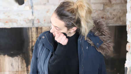 MAJKA HEROJ SAMA IZBILA ŠTOK PROZORA I SPASLA DVE ĆERKICE, LICE JOJ IZGORELO "Beba je bila u plamenu zbog ćebeta, bilo je hladno..." (VIDEO)