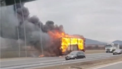 KULJA GUST DIM NA AUTO-PUTU KOD NIŠA Zapalila se prikolica, saobraćaj u zastoju (VIDEO)