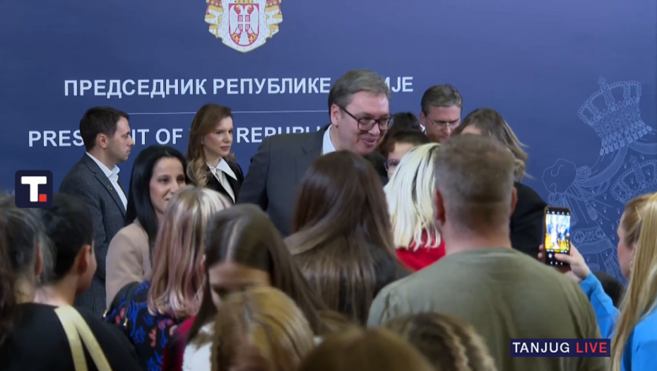 VUČIĆ PODELIO PAKETIĆE DECI Predsednik primio predstavnike Udruženja, roditelje i decu obolelu od retkih bolesti (VIDEO)