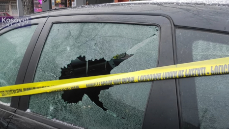 PRVI SNIMCI EKSPLOZIJE U KOSOVSKOJ MITROVICI Pukla kašikara, ima povređenih, nekoliko automobila je razoreno (VIDEO)