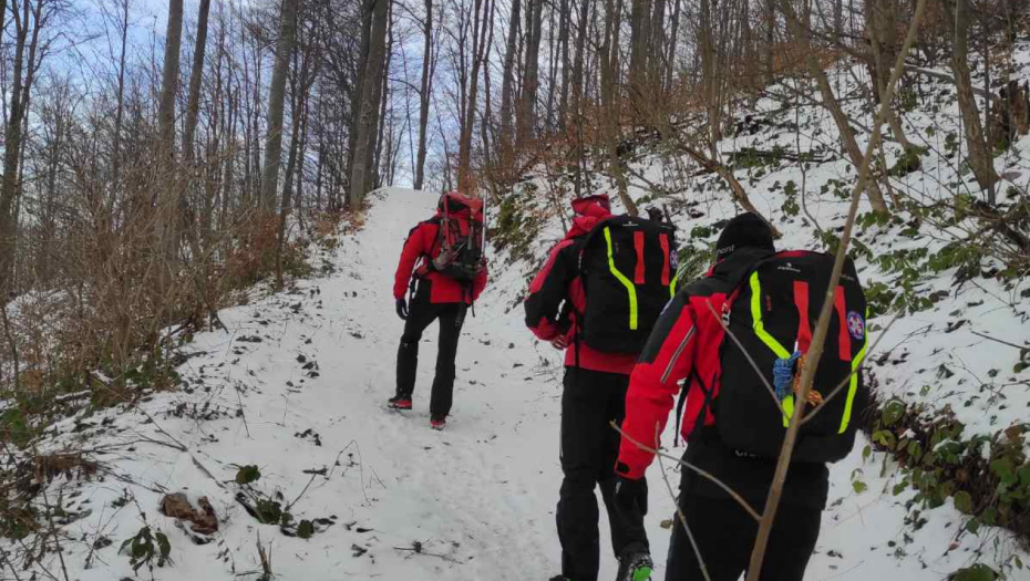 DRAMA NA SUVOJ PLANINI Planinar se zaglavio, ekipa morala da ga izvlači (FOTO)