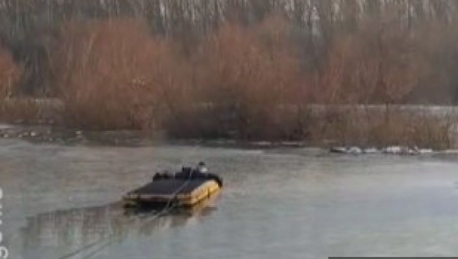 VATROGASCI OPISALI AKCIJU SPASAVANJA ŽENE I PSA IZ LEDENE BARE U KRNJAČI "Bilo je opasno, postojao je rizik od pucanja leda!" (VIDEO)