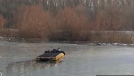 VATROGASCI OPISALI AKCIJU SPASAVANJA ŽENE I PSA IZ LEDENE BARE U KRNJAČI "Bilo je opasno, postojao je rizik od pucanja leda!" (VIDEO)
