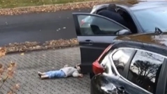 DA LI JE OTAC DOBRO POSTUPIO? Dete je besno izašlo iz kola i leglo na beton, a njegov tata je ovako reagovao