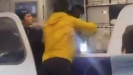 MAKLJAŽA U AVIONU Nervozni putnik ošamario pilota (VIDEO)