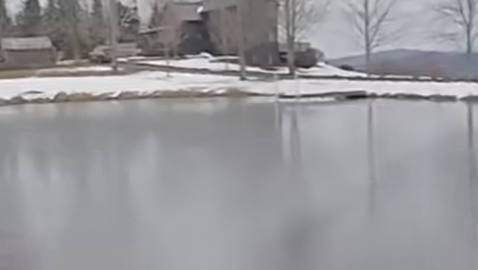 DEVOJČICA (8) UPALA U ZALEĐENO JEZERO Isplivao herojski snimak sapasavanja (VIDEO)