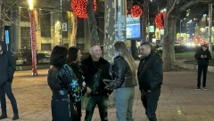 ĐANI I BAJA MALI KNINDŽA STIGLI NA PREMIJERU FILMA "NEDELJA"! Sve oči uprte u suprugu poznatog pevača, izgleda fenomenalno!