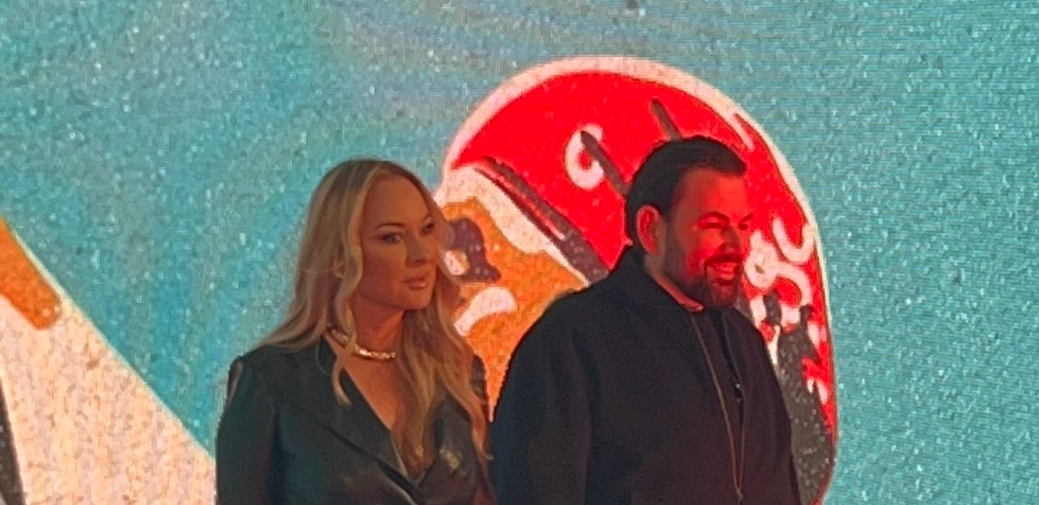 BIVŠI MUŽ JELENE KARLEUŠE U JAVNOSTI SA SUPRUGOM Bojana Karića dugo nismo videli, a sada se pojavio na premijeri filma o Džeju