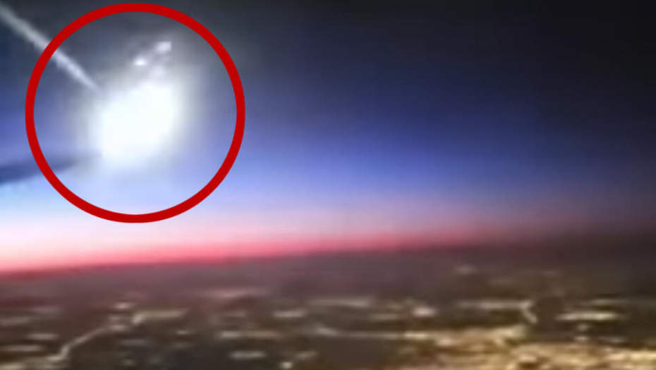 STJUARDESA SNIMILA NEVEROVATNU POJAVU NA NEBU Pilot ostao u šoku kada je odgledao snimak" Nikad tako nešto nismo videli" (VIDEO)