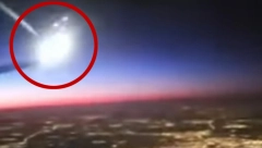 STJUARDESA SNIMILA NEVEROVATNU POJAVU NA NEBU Pilot ostao u šoku kada je odgledao snimak" Nikad tako nešto nismo videli" (VIDEO)