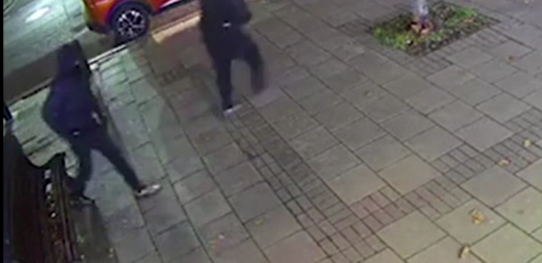 DEČAK VRIŠTI I TRČI ZA LOPOVIMA Zabeležen snimak plačke, mališan pokušava da zaustavi razbojnike (VIDEO)