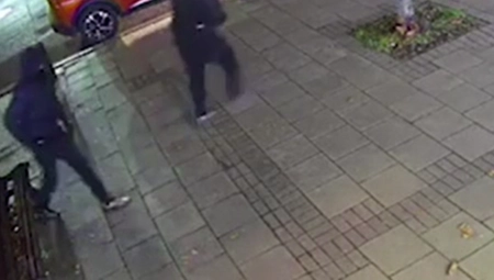 DEČAK VRIŠTI I TRČI ZA LOPOVIMA Zabeležen snimak plačke, mališan pokušava da zaustavi razbojnike (VIDEO)