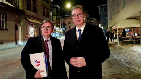 VUČIĆ OBJAVIO FOTKU IZ KASNE VEČERNJE ŠETNJE "Pričali smo o Prištini i poboljšanju srpsko američkih odnosa" (FOTO)