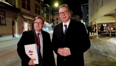 VUČIĆ OBJAVIO FOTKU IZ KASNE VEČERNJE ŠETNJE "Pričali smo o Prištini i poboljšanju srpsko američkih odnosa" (FOTO)