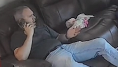 OTAC SEDI NA KAUČU I TELEFONIRA, A ONDA SE PRED NJIM DEŠAVA BIZARNA STVAR Zbog ovoga je ostao bez teksta (VIDEO)