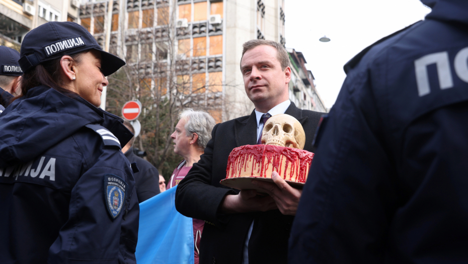 IDEOLOG OPOZICIJE NAJAVLJUJE "Idem da se poklonim porodici Jašari" OPET PROVOCIRA SRBE ZA MRVU MEDIJSKE PAŽNJE