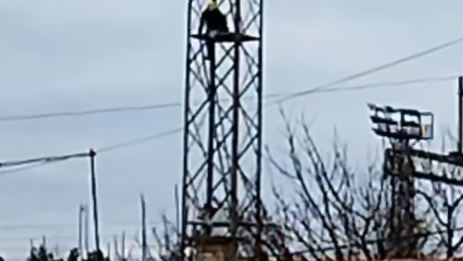 SNIMAK DRAME U PANČEVU Muškarac preti da će da skoči sa tornja, vatrogasci se penju da ga spasu (VIDEO)