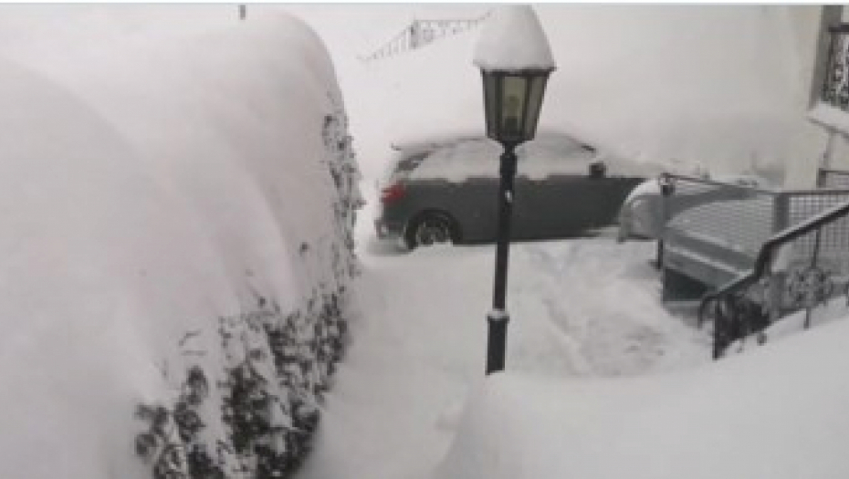 "SNEG TAKO JAKO VEJE DA LJUDI IZ KUĆA IZLAZE KROZ PROZORE!" Snežno nevreme napravilo neviđeni haos u Norveškoj - OVO NE PAMTE