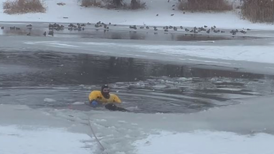 HEROJ KOJI JE SPASAO PSA Vatrogasac puzao po ledu kako bi iz ledene vode izvukao kucu (VIDEO)