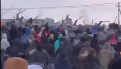 LETE GRUDVE I SUZAVCI, PUTIN POSLAO GARDU Okršaj policije i prozapadnih demonstranata na Uralu, lažni aktivista završio u zatvoru (VIDEO)