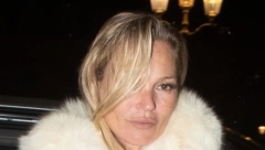 ŽENA BOMBA Kejt Mos je proslavila 50. rođendan, a niko joj ne bi dao više od 30, očarala u elegantnoj haljini do poda!