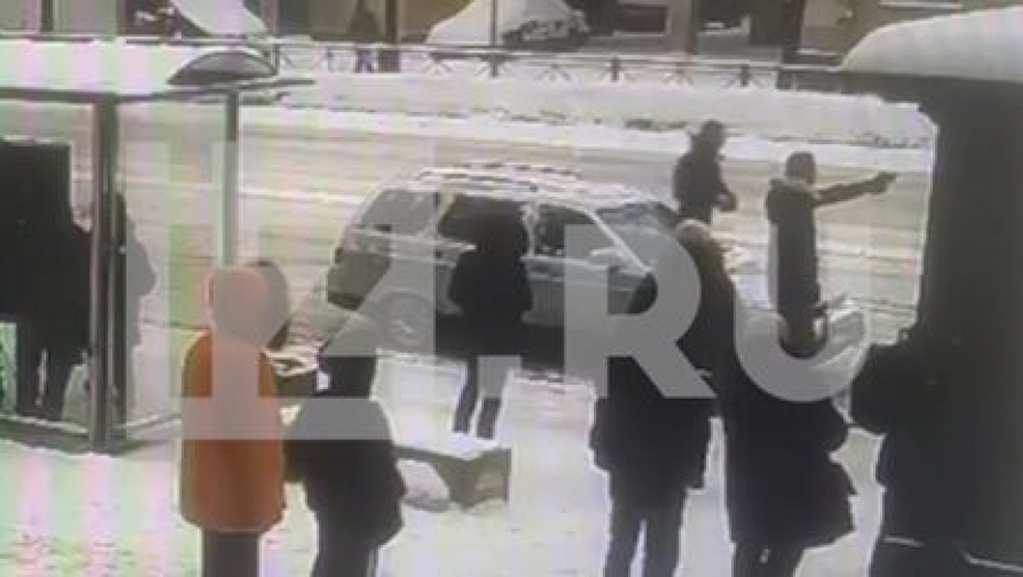 DRAMA Počeo da puca kod autobuske stanice (VIDEO)