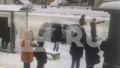DRAMA Počeo da puca kod autobuske stanice (VIDEO)