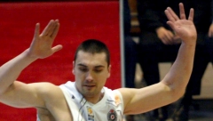 DEKIJEVA SLIKA UZ PORUKU KOJA TERA SUZE NA OČI Košarkaši Partizana pred meč u Atini izašli u majicama sa likom Dejana Milojevića
