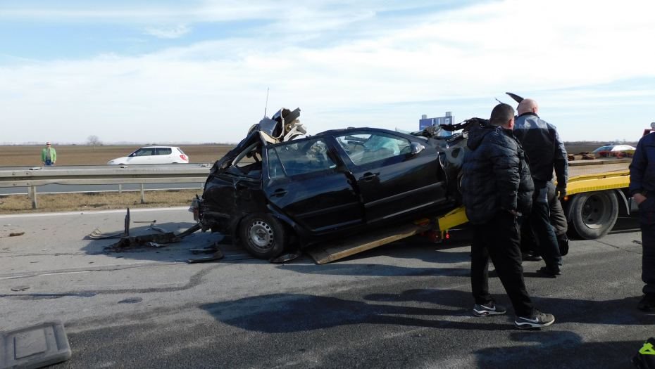 TROJE SRPSKIH DRŽAVLJANA POVREĐENO KOD ZVORNIKA Stravičan sudar dva automobila