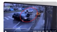 VOZAČ RENOA OBARA ŽENU DOK PRELAZI ULICU, OVO JE TEŠKO ZA GLEDANJE Snimak pokazuje kako leti sve do zida od siline udara