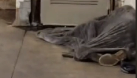 PRIŠAO JE BESKUĆNIKU U METROU, ONDA SE DESILO NEŠTO ŠTO NIKO NIJE OČEKIVAO Ljudi frapirani, kako je ovo moguće? (VIDEO)