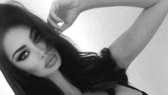 PREKO OGROMNIH GRUDI SAMO ČIPKA Nikad provokativnija fotka Soraje, u krupnom kadru bujno poprsje, sve se vidi