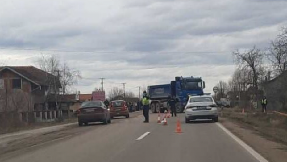 MLADIĆ NA MOTORU SE ZAKUCAO U KAMION I STRADAO Teška tragedija u selu Cerovac (FOTO)