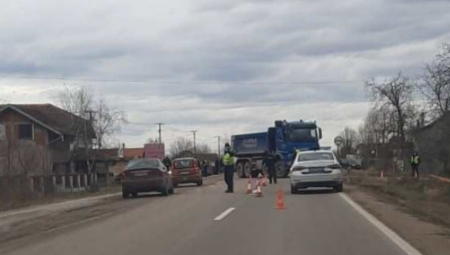 MLADIĆ NA MOTORU SE ZAKUCAO U KAMION I STRADAO Teška tragedija u selu Cerovac (FOTO)