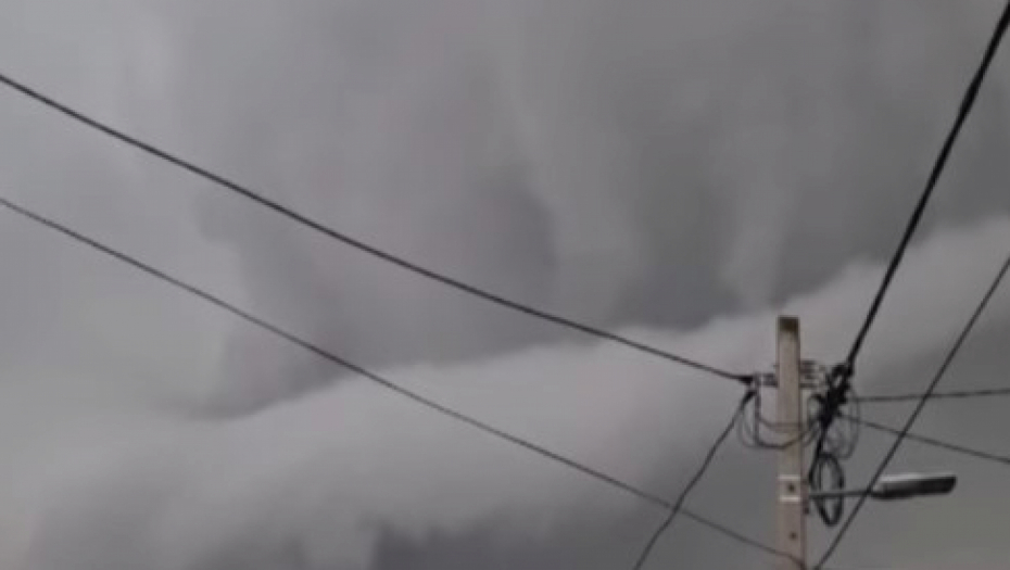 ŠTA SE OVO DEŠAVA KOD KULE? Vozači ne mogu da veruju kroz šta voze, snimak se širi mrežama (VIDEO)