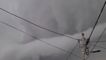 JAKO NEVREME SE SRUČILO NA NEKE DELOVE SRBIJE Pljušti, duva jak vetar, na nebu je JEZIV prizor (VIDEO)