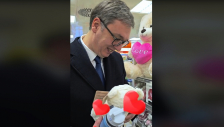 POŠTO NE UMEM JA DA KAŽEM, BAREM NEKA PROČITAJU Evo koje poklone je Vučić kupio za Danila, Vukana i Milicu (VIDEO)